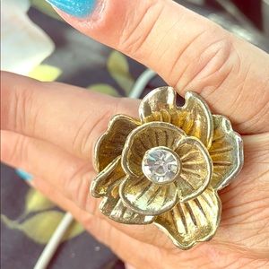 Costume gold tone stretch-band  band flower ring